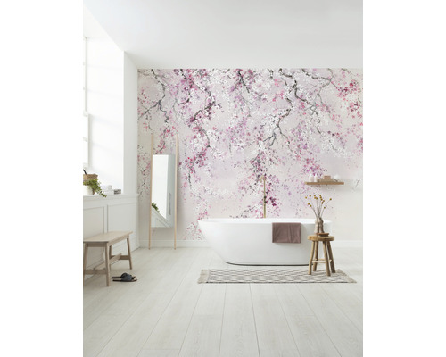 Badrum med blommig tapet, fristående badkar och trägolv