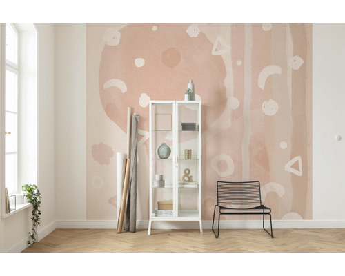 Ljust rum med mönstrad tapet, glasskåp och stol