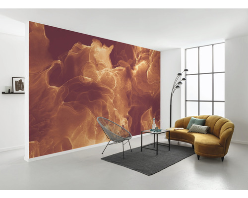 Ljust rum med mönstrad fototapet, fåtölj, matta och soffa.