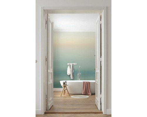 Badrum med badkar, pall och trägolv bakom öppen vit dörr