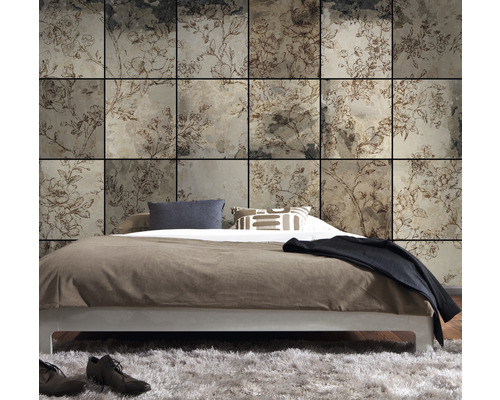 Sovrum med väggpaneler med blommönster bakom en säng