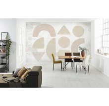 Ljust vardagsrum med soffa, matbord och geometrisk tapet