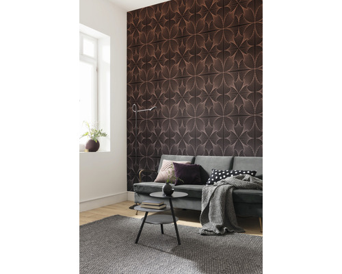 Vardagsrum med mönstrad väggbeklädnad, soffa och matta