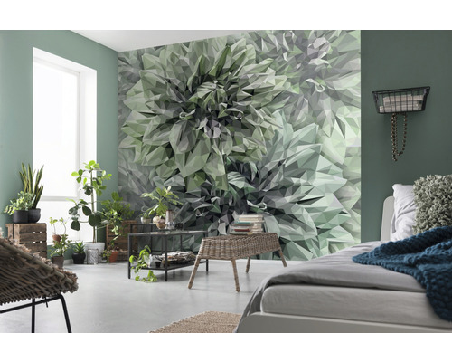 Vardagsrum med geometrisk blomstertapet, säng och växter