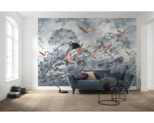 Vardagsrum med fototapet, soffa, golvlampa och bord