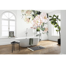 Badrum med badkar, väggdekal med blommotiv och trägolv