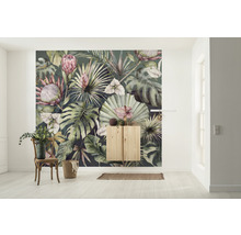 Vardagsrum med botanisk fototapet, träskåp och sittplats