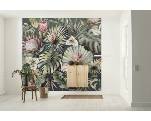 Vardagsrum med botanisk fototapet, träskåp och sittplats