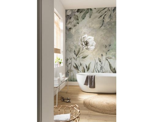 Ljust badrum med badkar, matta och blommig tapet