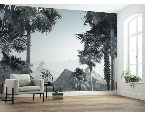 Vardagsrum med fototapet med palmmotiv och fåtölj