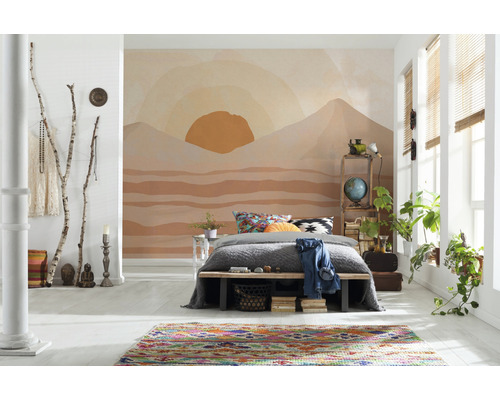 Ljust sovrum med säng, mönstrad tapet och dekorativa element