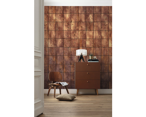 Vardagsrum med väggtapet i kakeldesign, byrå och trästol