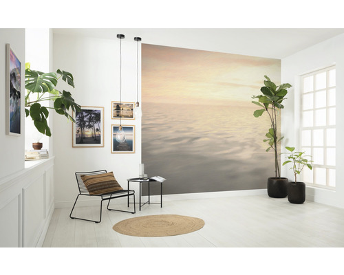 Vardagsrum med fototapet, stol, matta och krukväxter för en ljus och vänlig atmosfär