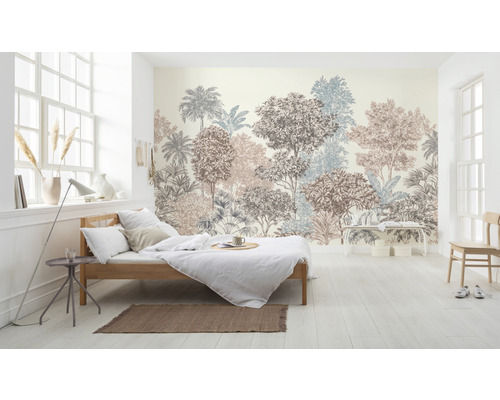 Ljust rum med säng och fototapet med trädtema