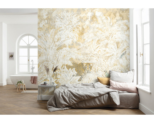 Vardagsrum med djungeltapet som visar tropiska växter och en leopard