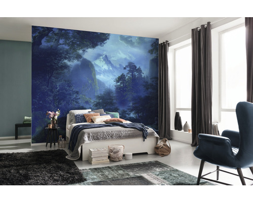 Sovrum med fototapet som visar ett skogslandskap