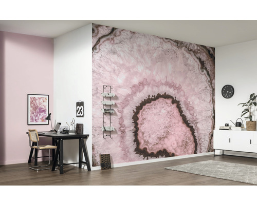 Kontor med non-woven tapet i rosa agatlook, skrivbord, stol och skänk