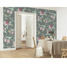 Vardagsrum med grå mönstrad blommig tapet, matbord och stolar