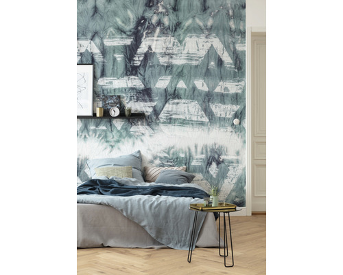 Sovrum med mönstrad tapet, säng och sidobord