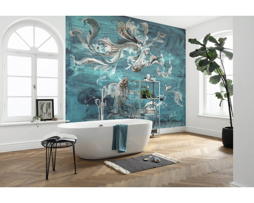 Badrum med badkar, hylla, växt och fototapet med fiskmotiv