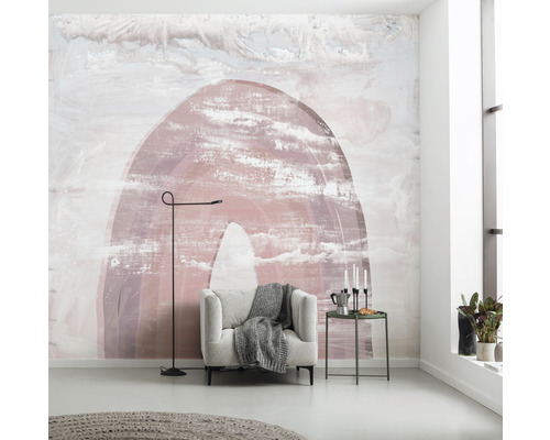 Vardagsrum med mönstrad tapet, fåtölj, golvlampa och sidobord