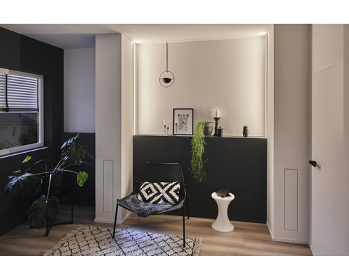 Modern interiör med fåtölj, sidobord och dekorativa element