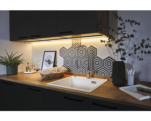 Diskho med blandare i ett modernt kök med träbänkskiva och dekoration