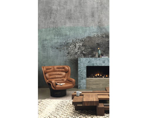 Vardagsrum med fåtölj, soffbord och öppen spis