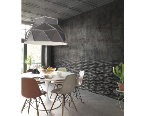 Matsal med matbord, stolar och väggplattor i modern design