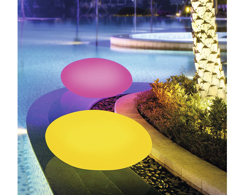 Scen med två runda lampor bredvid en pool
