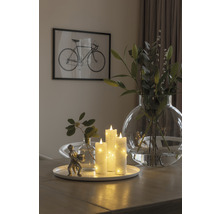 Dekoration med LED-ljus, vaser och cykelbild