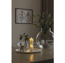 Dekorativ bordsdekoration med ljus, blommor och cykelbild