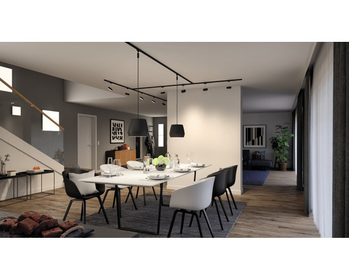 Matsal med matbord, stolar och belysning