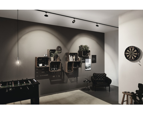 Vardagsrum med takspotlights, bordsfotboll och darttavla