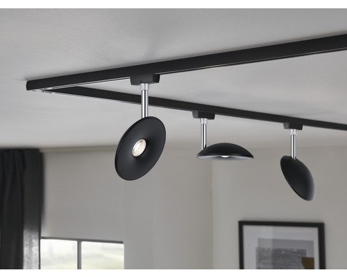 Svart skensystem med tre spotlights i taket