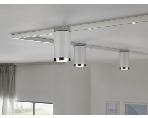 Taklampa med tre cylindriska spotlights på en skena