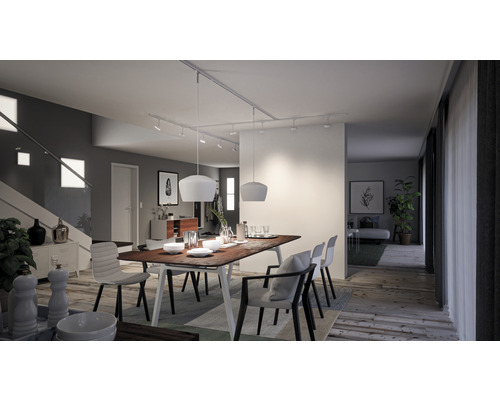 Ljus matplats med träbord, stolar och skensystem