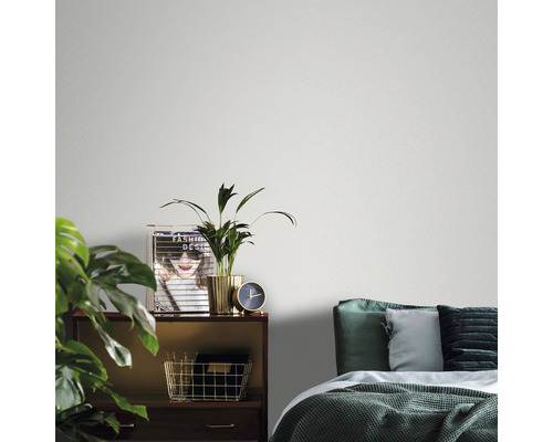 Sovrumsscen med säng, sängbord och krukväxter