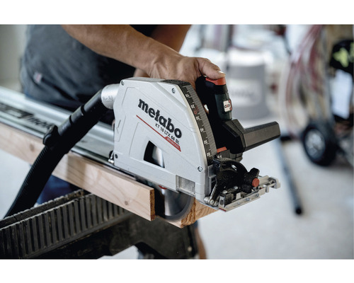 Metabo sänksåg som skär en träbräda