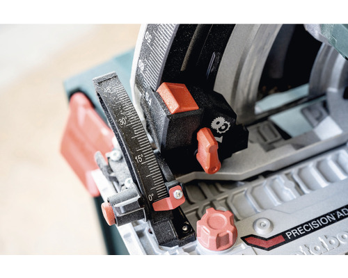 Detaljvy av en Metabo geringssåg med vinkelindikator