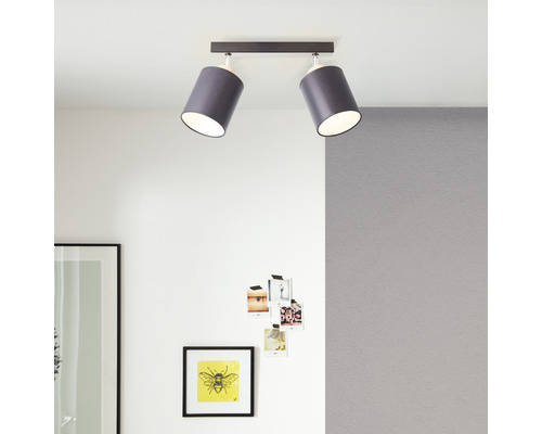 Taklampa med två spotlights i vardagsrummet