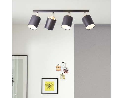 Taklampa med fyra spotlights i rummet