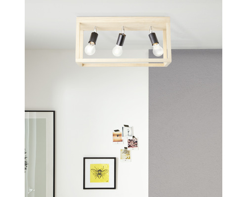 Taklampa i trä med tre spotlights i modern stil