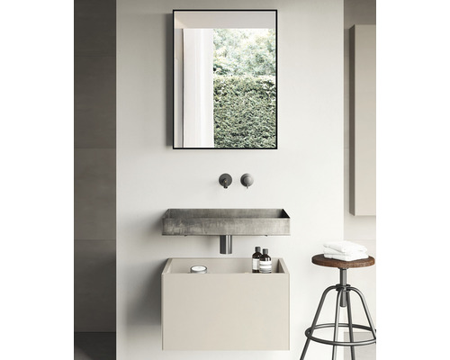 Modernt badrum med handfat, spegel och pall