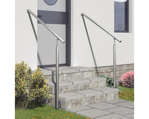 Två rostfria räcken på en utomhustrappa framför ett hus.