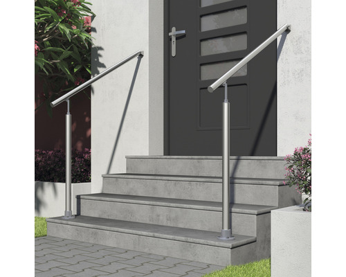 Trappa med rostfritt räcke framför en ytterdörr.