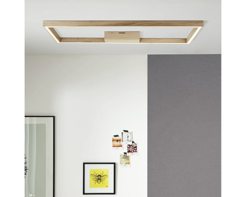 Rektangulär taklampa i trä med integrerad LED-belysning i ett ljust rum.