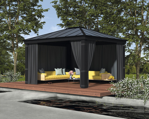 Trädgårdsscen med paviljong på en träterrass, utrustad med soffor och gardiner