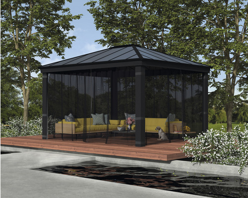 Paviljong med möbler på en träterrass i en trädgård.