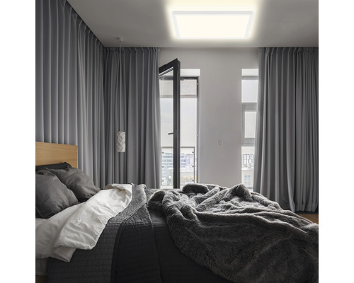 Sovrum med säng, gardiner och fyrkantig taklampa